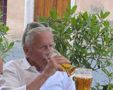 Michael Douglas a Montalcino. Credit foto: Franco Pazzaglia Caffè Fiaschetteria Italiana 1888.