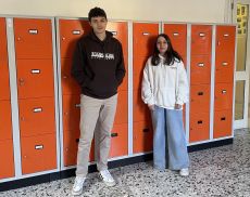Due studenti del Lambruschini davanti agli armadietti