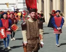 Andrea Pignattai, uno dei quattro arcieri di Montalcino che sfilano a Palio di Siena del 16 agosto 2017