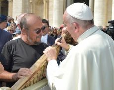 La firma di Papa Francesco sulla Croce del Giubileo della Misericordia