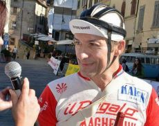 Luciano Voltolini al traguardo dell'Intrepida, gara cicloturistica di Anghiari