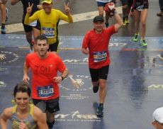 Claudio Giannetti alza il fazzoletto del Borghetto sul traguardo dell’edizione 2017 della maratona di New York