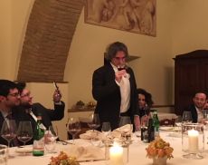 Il professore Alberto Mattiacci, direttore di Sanguis Jovis, si improvvisa sommelier durante la cena che ha chiuso la Winter School