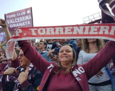 Anna Minucci, tifosa del Torrenieri, ha sventolato una sciarpa biancorossa allo stadio Dall’Ara di Bologna