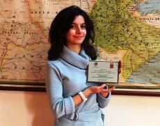 Martina Magrini in visita alla redazione della Montalcinonews mostra il premio vinto