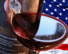 Calice di Brunello e bandiera Usa