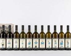 Le 12 bottiglie di Chardonnay 1989 di Banfi dedicate a 12 diversi protagonisti della scena politica italiana disegnati da Giorgio Forattini 