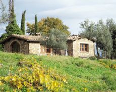 Casale che ospita la scuola curata dall’associazione Poggio d’Oro, a Montalcino