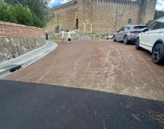 Il marciapiede in Viale della Libertà e la riasfaltatura della zona vicino alla Fortezza di Montalcino