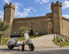“Benvenuto Brunello” 2026: la Vespa entra nella storia di Montalcino, con la piastrella della vendemmia
