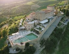 Il Castello di Velona, a Montalcino, è una stazione termale