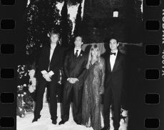 La “reunion” dei Måneskin (da sinistra, Thomas Raggi, Damiano David, Victoria De Angelis e Ethan Torchio) davanti alla torre medioevale di Castiglion del Bosco (credits: Alessia Franco)