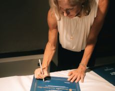 Cristina Mariani-May firma gli attestati per i nuovi membri del “Banfi Brunello Ambassador Club”